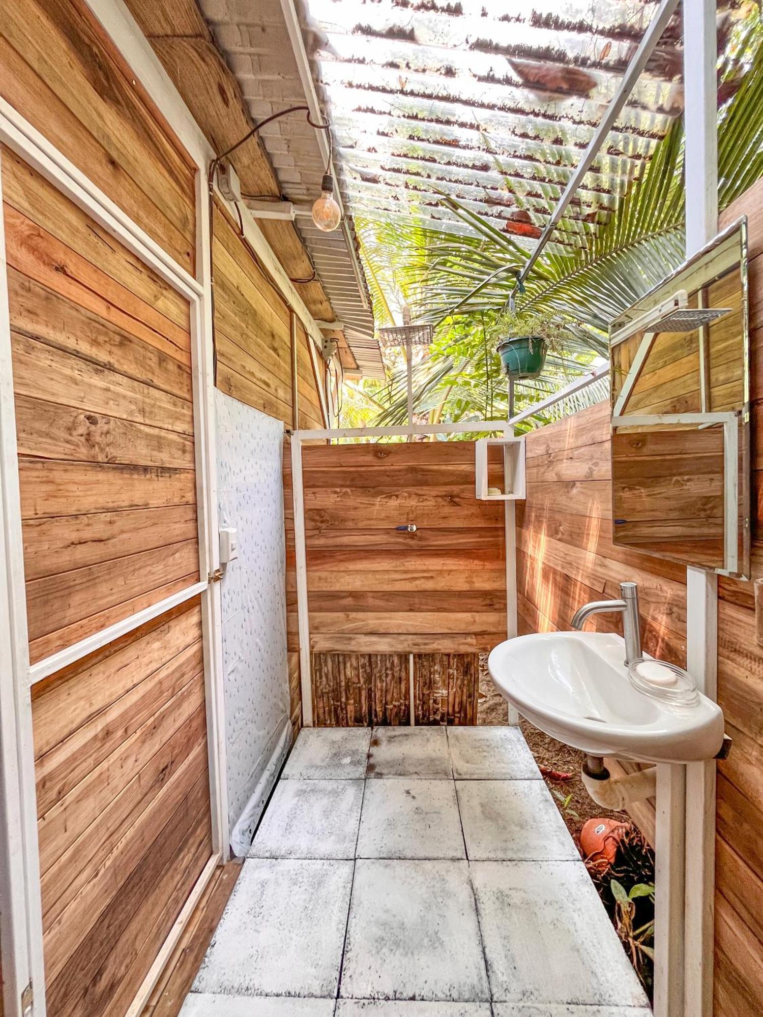 Nomadic Surf Camp Hostel Uvita Ngoại thất bức ảnh