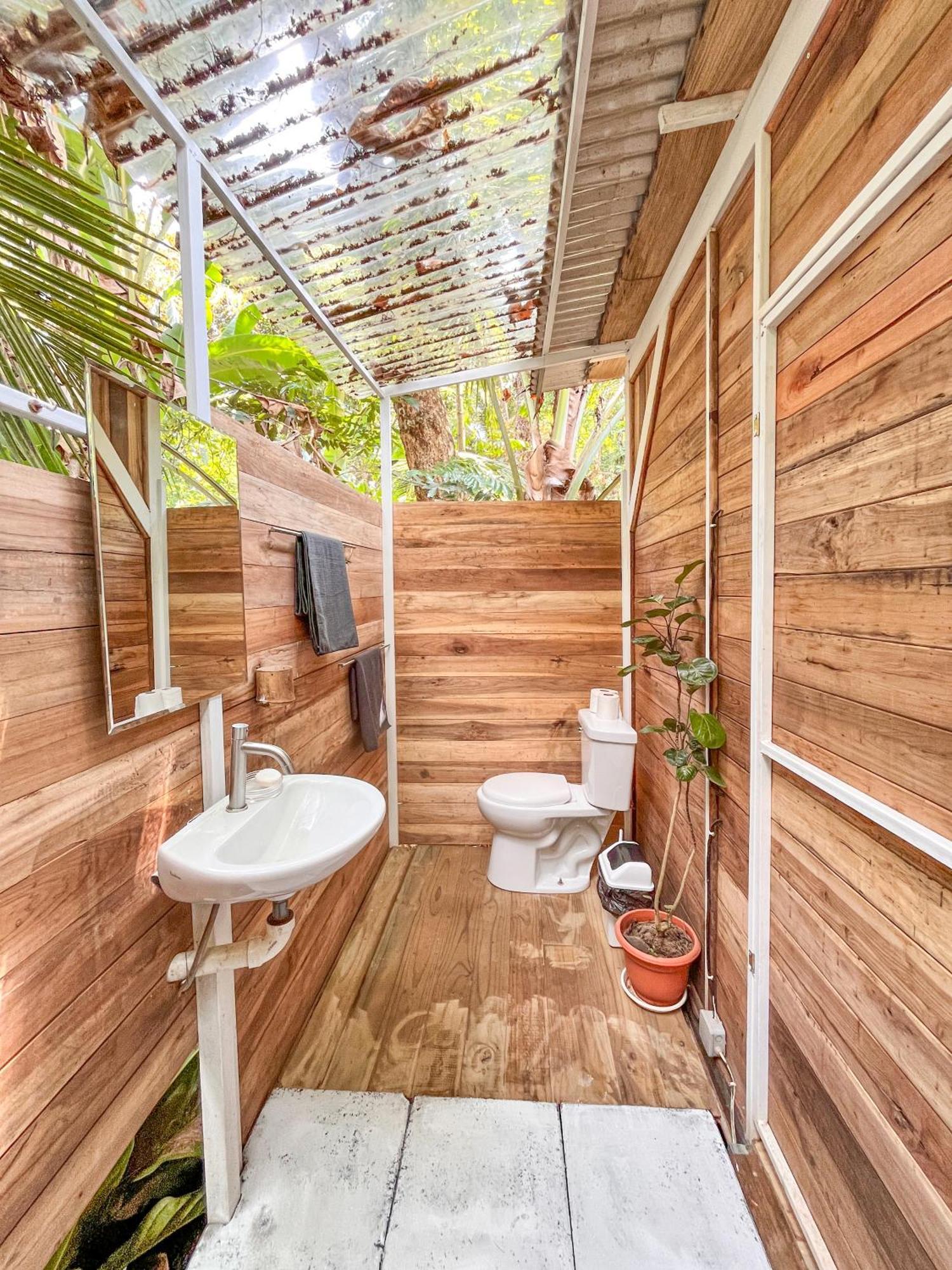 Nomadic Surf Camp Hostel Uvita Ngoại thất bức ảnh