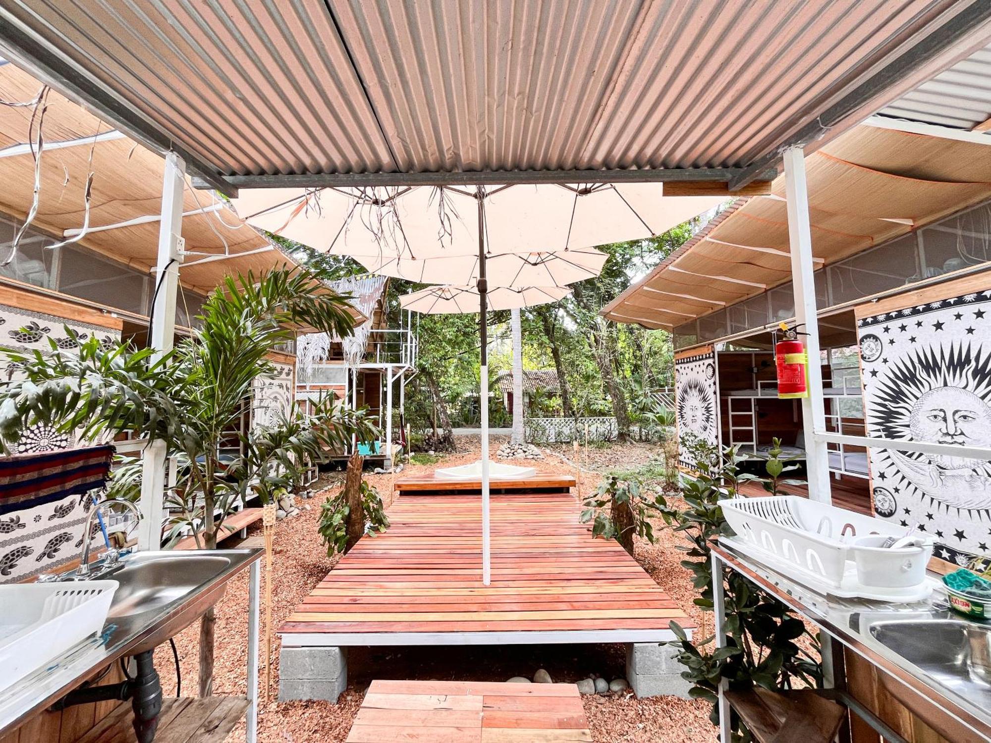 Nomadic Surf Camp Hostel Uvita Ngoại thất bức ảnh